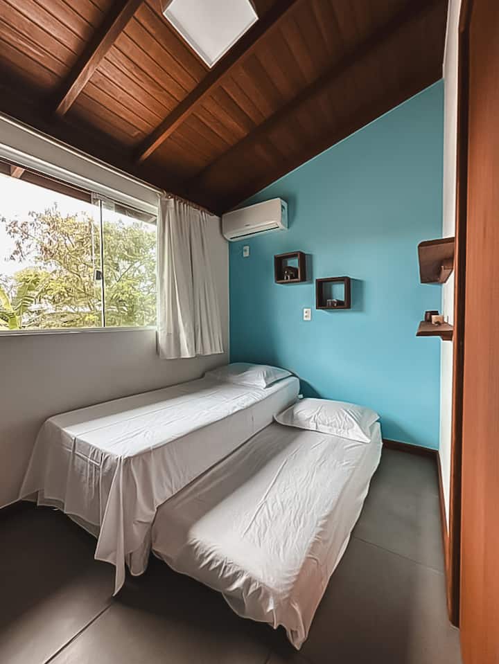 ห้องนอน 2 มีเตียงสองเตียงและเครื่องปรับอากาศ 