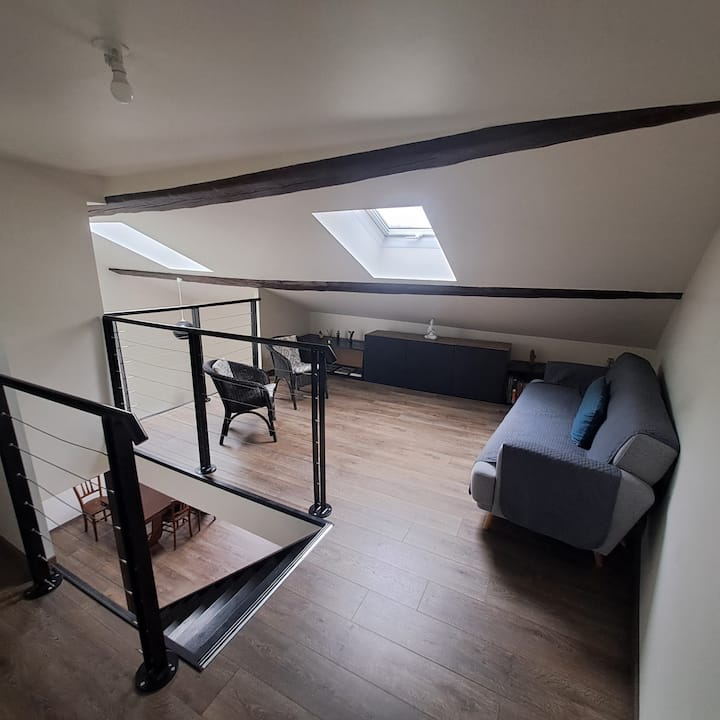 Altillo con sofá cama y juegos de mesa disponibles 