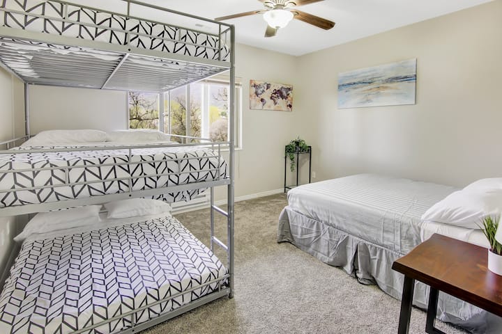 Спална соба на долниот кат со брачен кревет (широк 180-220 см) и 3 x двокреветни кревети на спрат