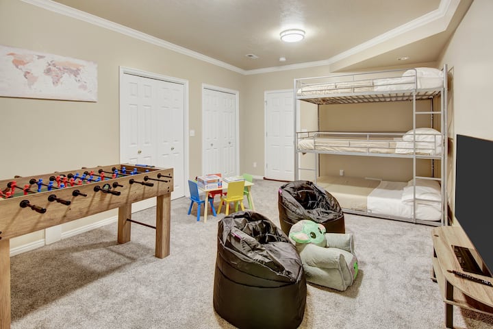 Долна спална соба со 3 x двокреветни кревети на спрат и простор за играње за деца