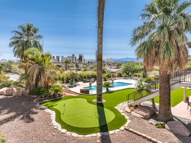 5 min to Strip BEST STRIP VIEWS- Pool/Spa, Private gallery image 2