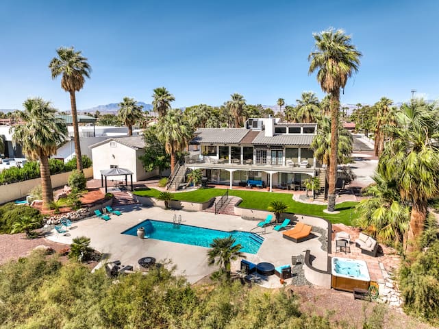 5 min to Strip BEST STRIP VIEWS- Pool/Spa, Private gallery image 3