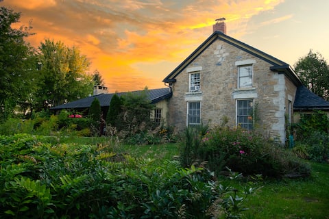 Stonefox Retreat: Acerage, Pond, Hot Tub & Sauna