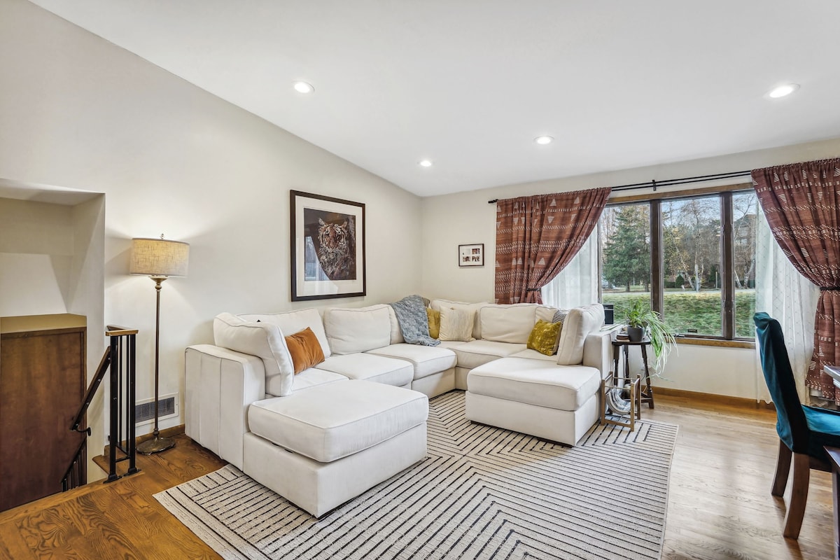 Hii ni kochi la LoveSac ambalo tunalipenda! Ni starehe sana na inafaa kwa kukaribisha marafiki wengi. Mpangilio ni kwamba kochi liko upande wa mbele wa eneo la kula lenye ukuta wa kugawanya hadi jikoni. Kochi hili la kawaida linaweza kutengenezwa kwa urahisi kuwa kitanda cha kifalme+. 