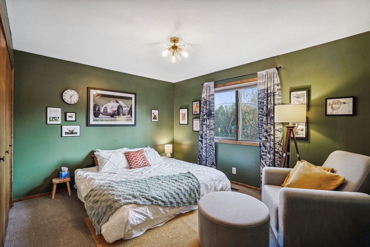 Tunapenda sanaa, kuna furaha sana katika sehemu hii. Mapazia yamechapishwa na mchoro wa zamani wa Mtakatifu Paulo katika maendeleo yake.