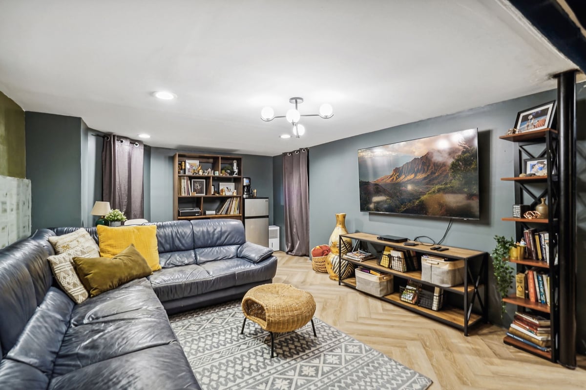 Sebule ya ghorofa ya chini inafanya kazi kama studio, ikiwa na kitanda cha kifalme na bafu 3/4. Pamoja na sehemu hii yenye starehe kwa ajili ya mapumziko na sehemu ya dawati iliyofichika nyuma ya kochi.