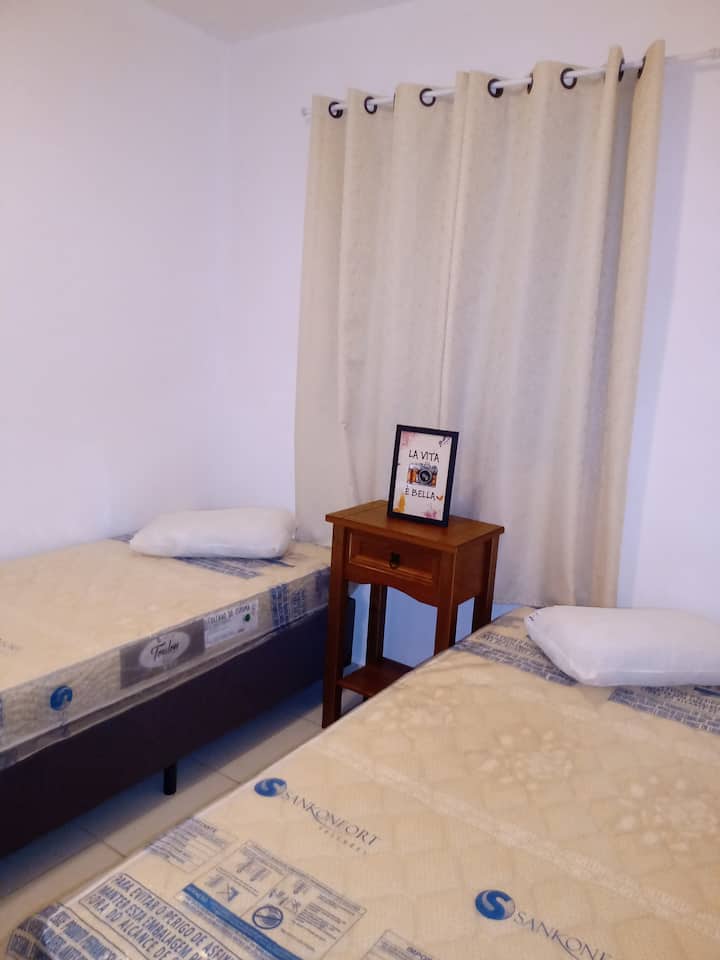 เตียงเดี่ยวใหม่ 2 เตียงและฟูกเสริมพร้อมผ้าคลุมหัวเตียงพัดลม 1 ตัวและเกราะ 1 ตัวสำหรับวางอุปกรณ์