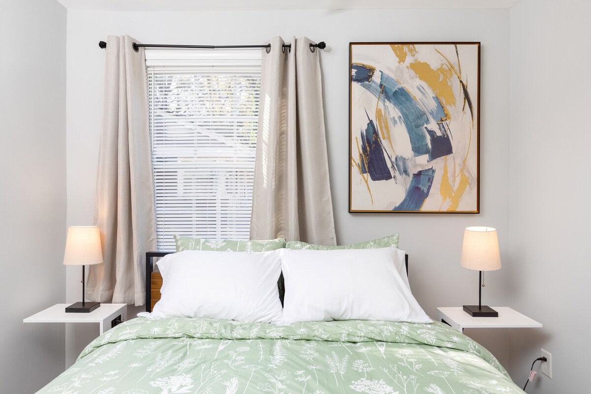 Obje spavaće sobe imaju topla bočna svjetla za čitanje, udobne mekane jastuke, prekrasna umjetnička djela i ogledalo u punoj dužini na stražnjoj strani svih vrata. Utičnice na pomoćnim stolićima savršene su za punjenje uređaja. 