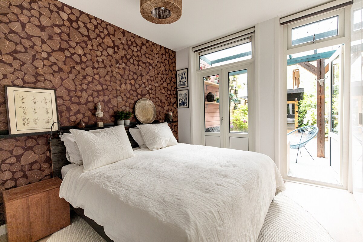 Schlafzimmer mit KS-Bett und begehbarem Zugang zur Abdeckung und Garten