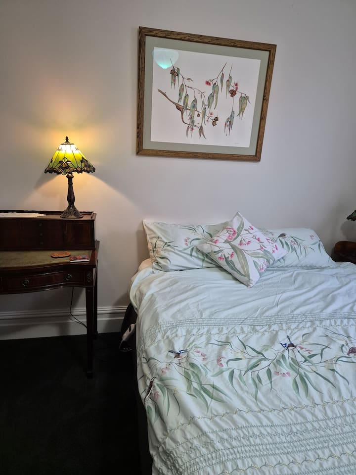 ห้องนอนใหญ่โคมไฟอ่านหนังสือสำหรับทุกข้างเตียง เตียงควีนไซส์สะดวกสบายมาก  ผ้าห่มไฟฟ้าผ้าห่มสำรองในตู้เสื้อผ้า เครื่องทำความร้อนส่วนกลางช่วยให้ห้องดูอบอุ่น ภาพวาดสีน้ำที่ไม่เหมือนใครโดยศิลปินท้องถิ่น 