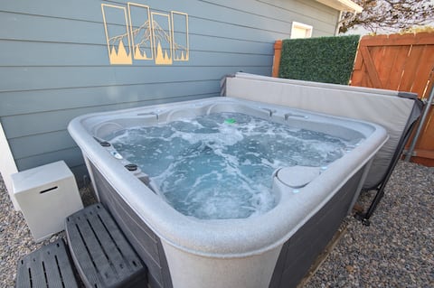 HOT TUB/Entire NEW Home/King Beds/Firepit Theatre