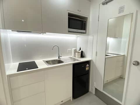 Top performing Airbnb: Self Contained Chic & Cozy Hotel Studio Apartment in Elizabeth Bay