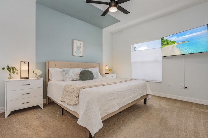 2つ目の寝室には、プレミアムメモリーフォームキングサイズベッドと50インチのスマートテレビが備わっています。