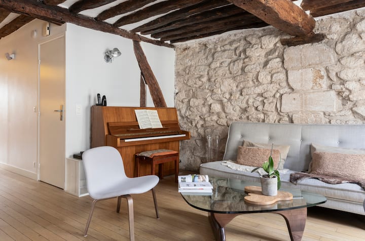 Extremadamente cómodo sofá de 3 asientos Ligne Roset que se convierte en un sofá cama. 
Maravilloso piano Yamaha.