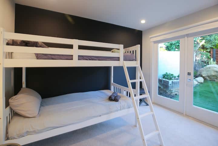 غرفة النوم الثالثة هي ملاذ مريح يضم سريرًا أنيقًا بطابقين. إنه مسكن مصمم للراحة والمرح، مما يجعله مكانًا مثاليًا للراحة وتجديد النشاط بعد يوم من المغامرة.