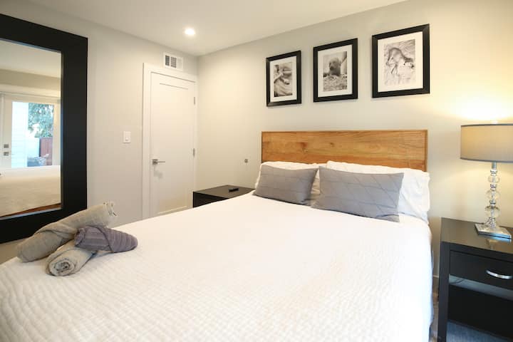 استمتع بالراحة والراحة مع غرفة النوم الثانية المريحة هذه، التي تحتوي على سرير بحجم كوين مثالي لشخصين. استمتع بتلفزيونك الخاص وسهولة الوصول إلى فناء الفناء الخلفي، حيث يمكنك الاسترخاء بجوار موقد النار أو الاستحمام في حوض الاستحمام الساخن.