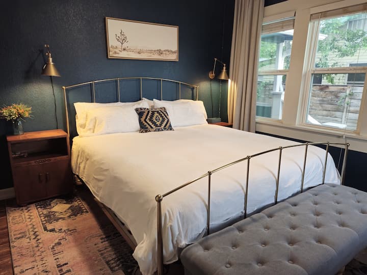 Წინა საძინებელი გამოირჩევა გლამურული სამხრეთ-დასავლური თემით ოქროსფერი კალიფორნიის დიდი საწოლითა და ლუქს-კლასის თეთრეულით.