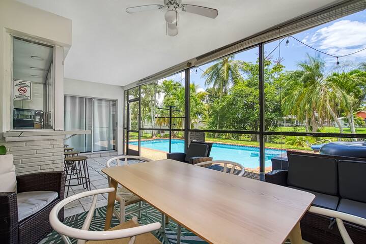 Tropical Oasis with Heated Salt Water Pool & Bar! gallery image 4