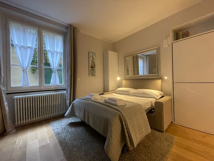 Il divano letto è dotato di testiera fissa con imbottitura, comoda per un momento di  lettura o qualsiasi altro momento di relax prima di dormire.