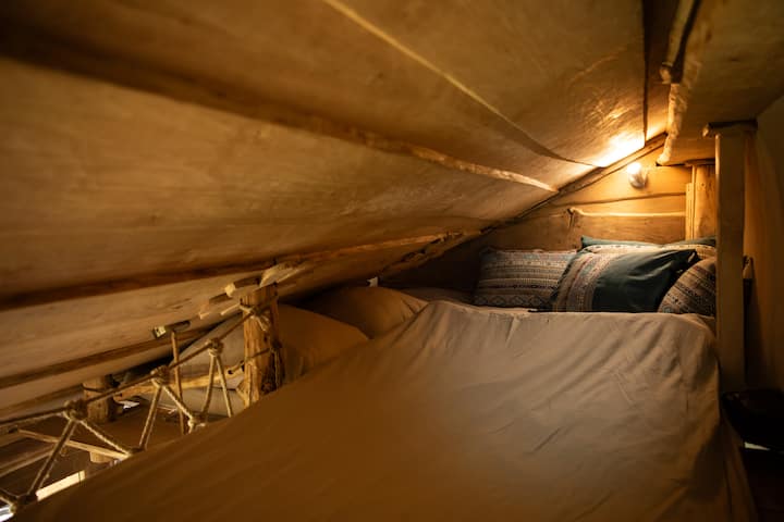 พื้นที่ชั้นลอยทางเข้าบันไดที่นอนขนาด 200x100 1 ฟูกและที่นอนขนาด 200x90 1 อัน