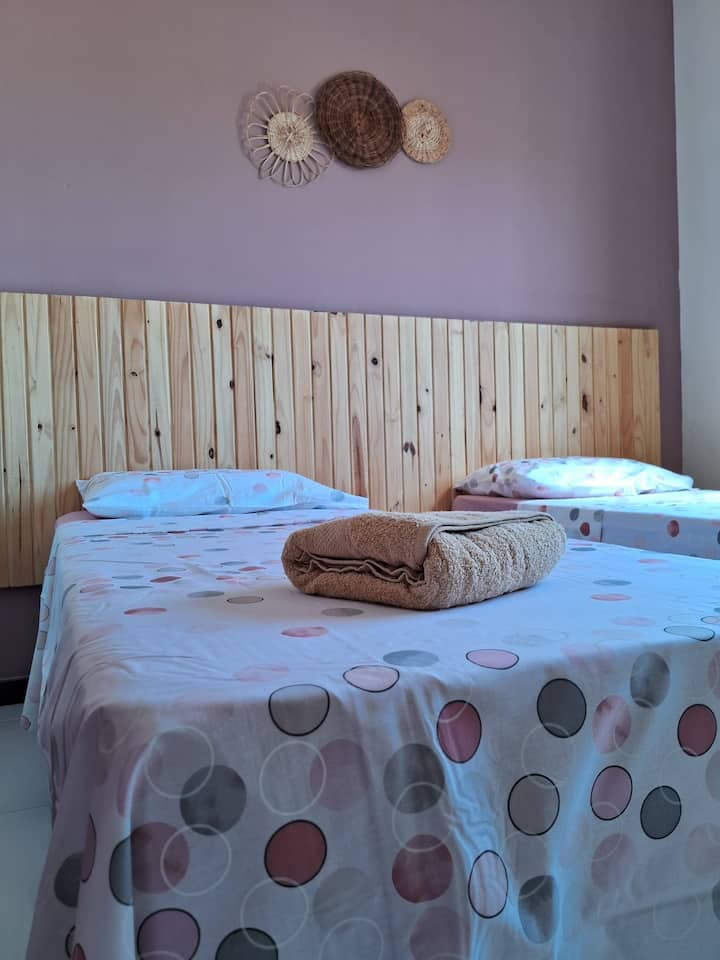 ห้อง 2: ห้องน้ำในตัวพร้อมเครื่องปรับอากาศ...