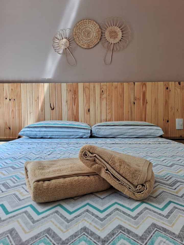 ห้องนอน 01: ห้องสวีทพร้อมเครื่องปรับอากาศเตียงคู่และ...