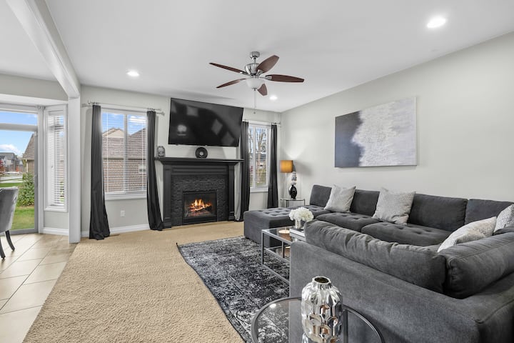 Spacious 5BR Home - 2.5BA & Prime Location.