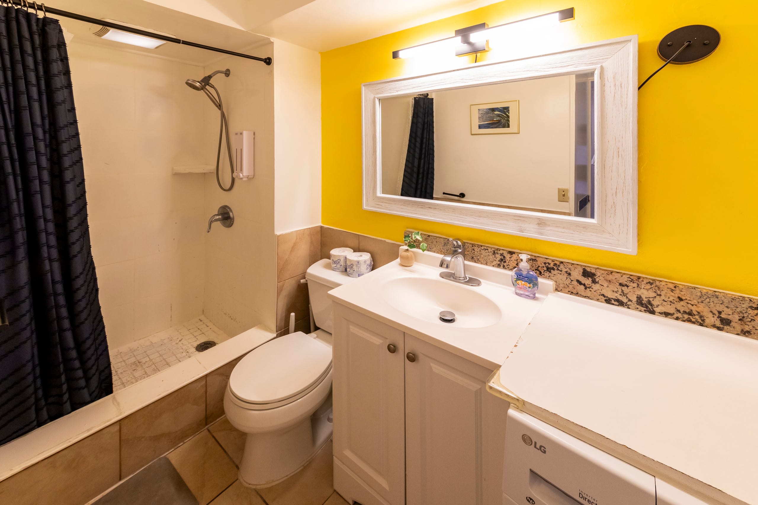 Condo in Honolulu · ★4.43 · 1 bedroom · 2 beds · 1 private bath - Image 9