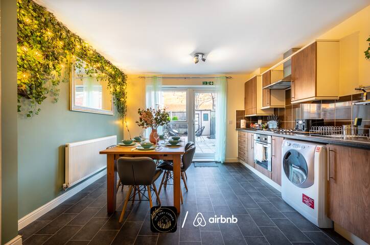 4BR house – City Centre & University – Parking gallery image 3