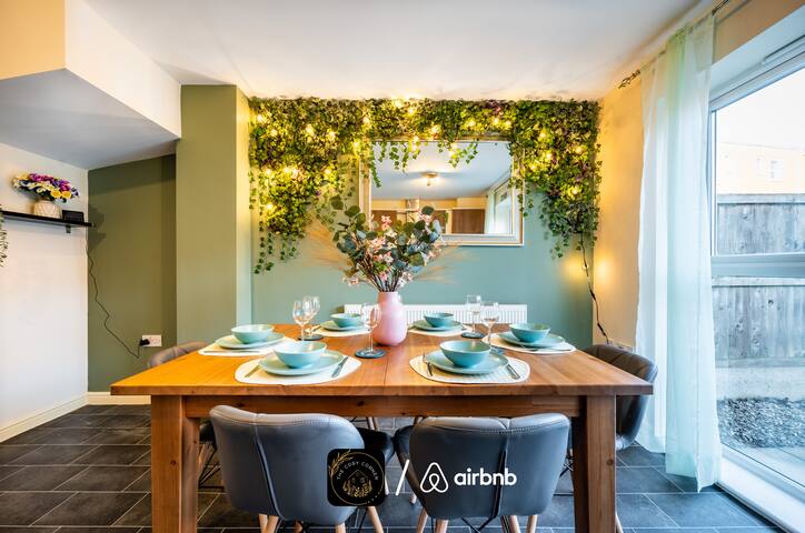 4BR house – City Centre & University – Parking gallery image 4