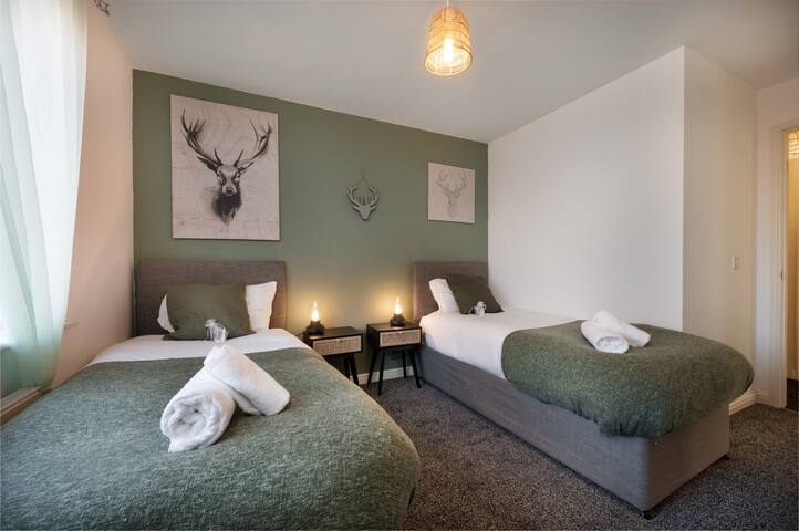 4BR house – City Centre & University – Parking gallery image 2