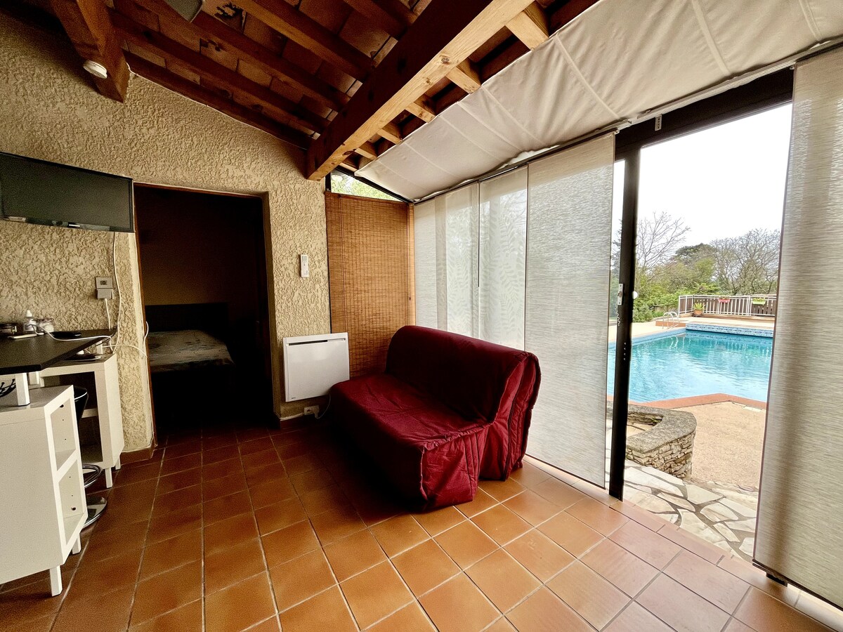 לה מזט  (5 אנשים)- סלון עם מטבח פתוח ונוף לבריכה