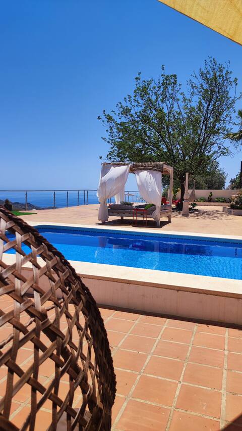 Ocean views with Jacuzzi and fantastic barbecue