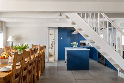 Stanway House, 8 bed 8 Bath Spacious Cotswold Home
