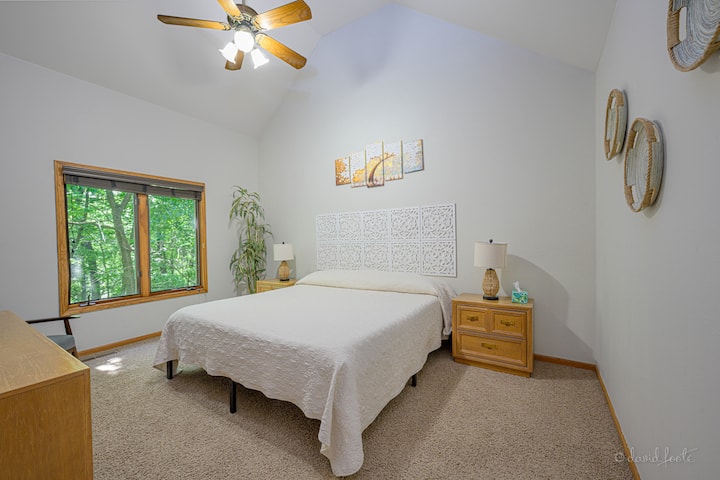 เตียงคิงไซส์อยู่ชั้นบนพร้อมสมาร์ททีวีขนาด 65 นิ้วและห้องน้ำ