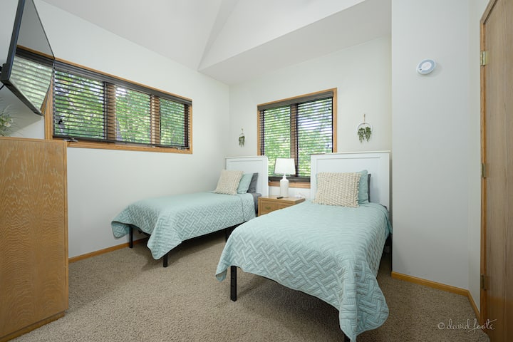 เตียงแฝด 2 เตียงอยู่ชั้นบนพร้อมสมาร์ททีวีและห้องน้ำ