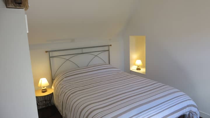 Მეორე საძინებელი ორადგილიანი საწოლით (140სმ x 190სმ)