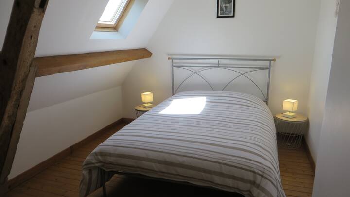 Პირველი საძინებელი ორადგილიანი საწოლით (140სმ x 190სმ)