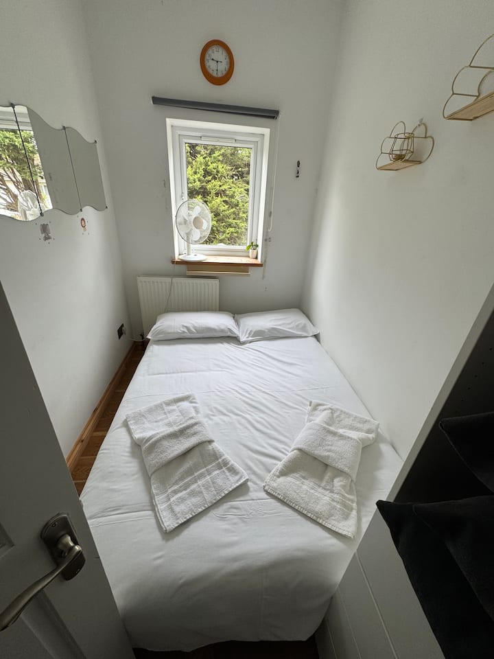 Ky krevat mund të paloset gjithashtu dhe një krevat fëmijësh mund të përshtatet më mirë këtu.