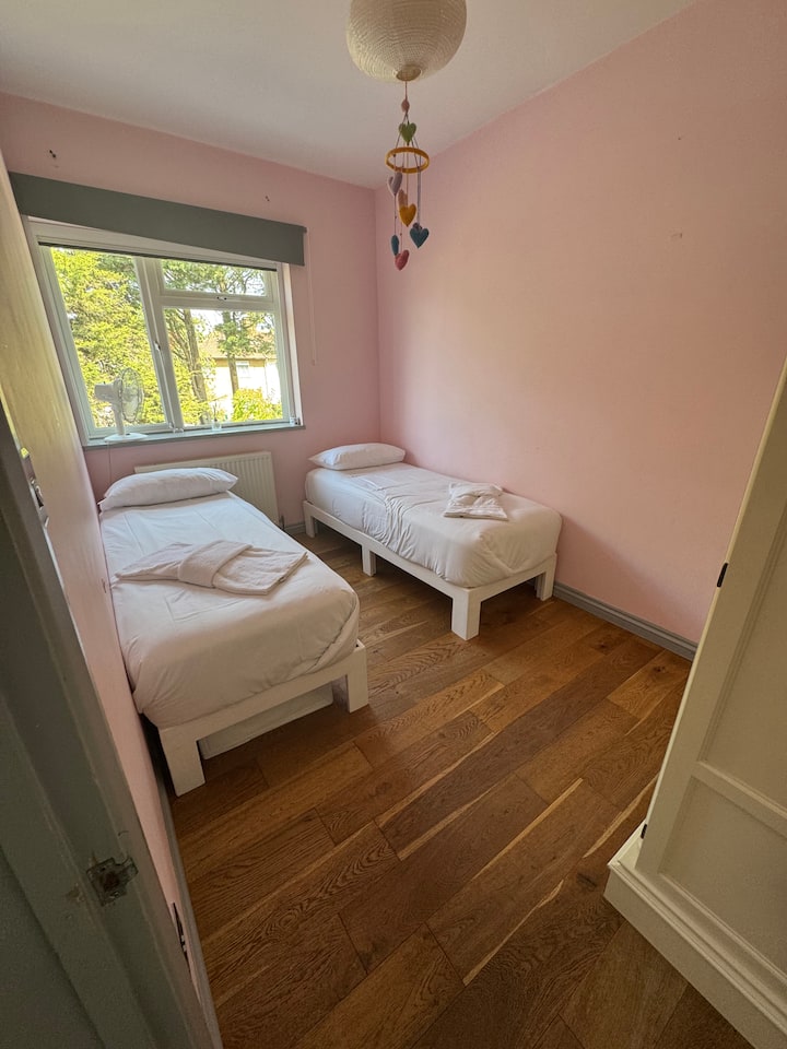 Krevate tepër të ulët idealë për fëmijët ndërsa janë të rehatshëm edhe për të rriturit.