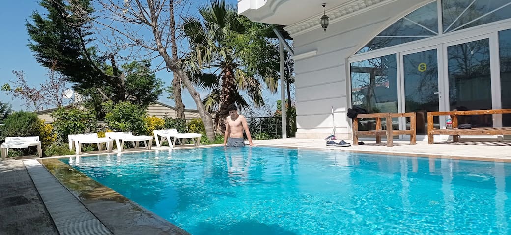 Wonderful sea view, swimming pool and city center.