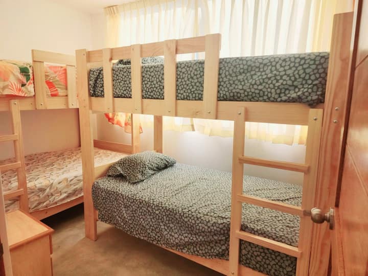 4 literas con colchones individuales. Vestidor pequeño.