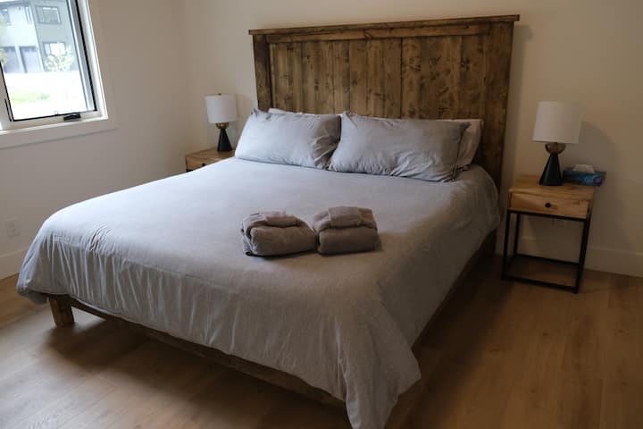 Главна спалня. Суперголямо двойно легло.