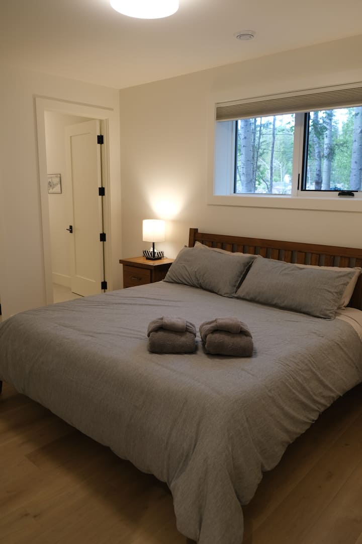 Спалня в сутерен със самостоятелна баня. Голямо двойно легло.