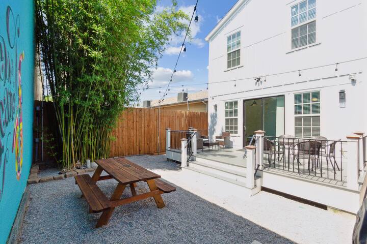 Spacious 5 BR 3.5 bath w private backyard gallery image 3