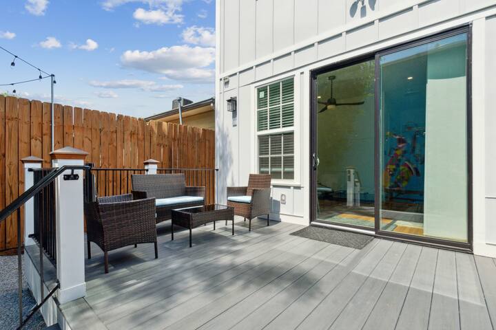 Spacious 5 BR 3.5 bath w private backyard gallery image 4