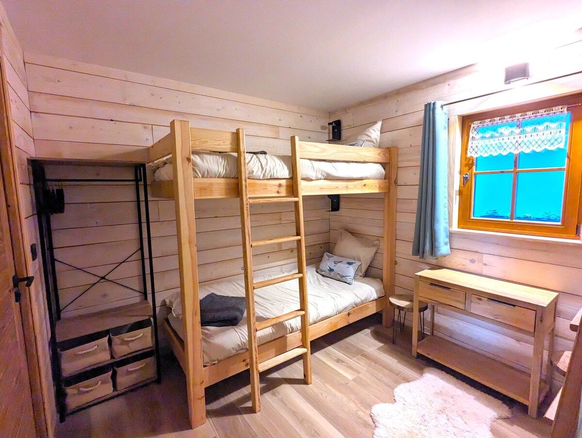Room "La Muzelle" with 4 single bunk beds, private bathroom.
