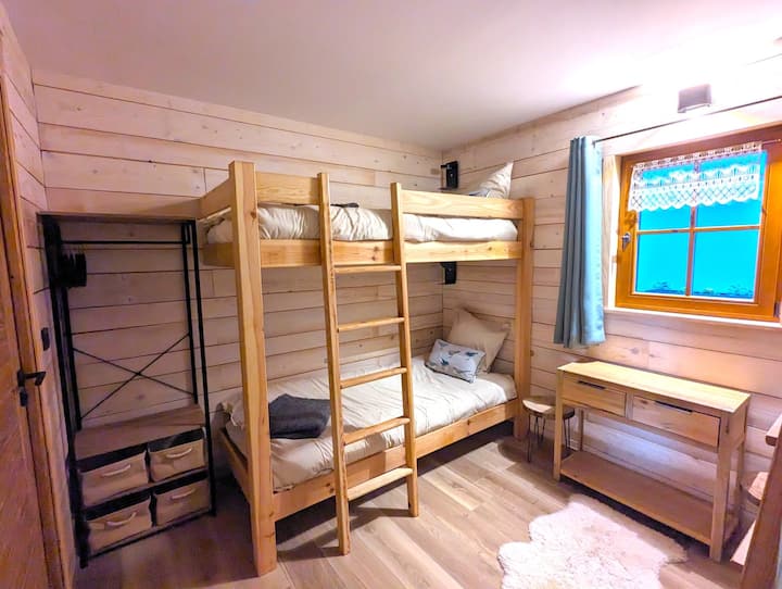 Room "La Muzelle" with 4 single bunk beds, private bathroom.