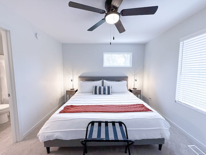 غرف النوم الثالثة في الطابق العلوي في انتظارك، وتتميز بسرير كينج مع فراش فائق الفخامة. 