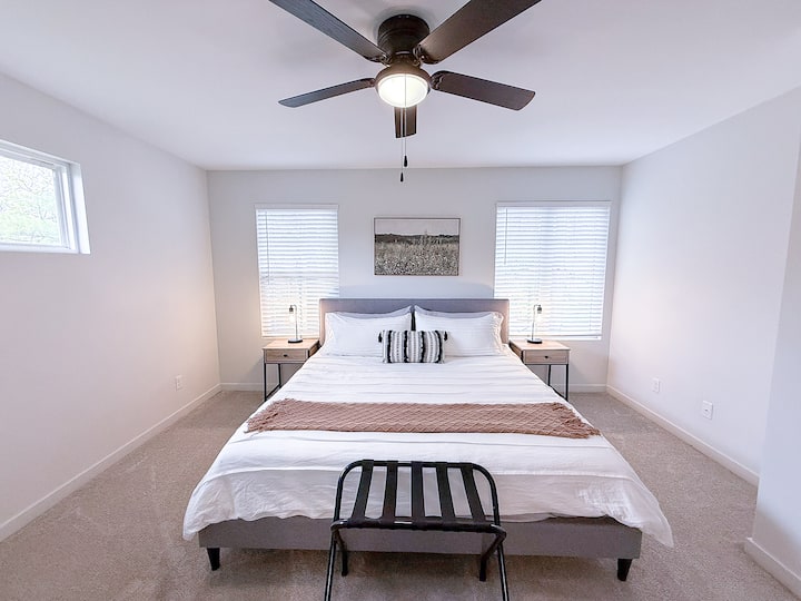 غرفة النوم 1 في الطابق العلوي تحتوي على سرير كينج مع/سرير فخم للغاية وأساسيات 